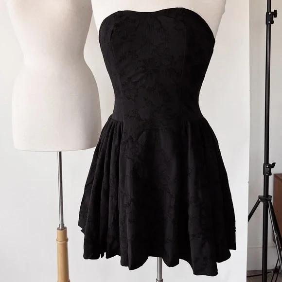 BLACK STRAPLESS EMBRIODERED SWEETHEART DRESS - Picture 8 of 10